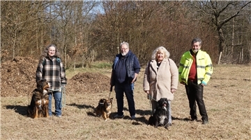 Die "Hundefreunde" Sabine Mai (von links) mit Mischlingshündin "Bonnie", Horst Rittmeyer mit "Buddy", Tatiana Cyron-Wise mit "Mötley" und Jürgen Ochner freuen sich, dass pünktlich zum Beginn der Brut- und Setzzeit am 1. April die neue Hundewiese in Bremervörde eröffnet wird.