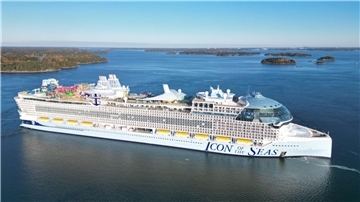Die „Icon of the Seas“: Der rund 365 Meter lange und rund 65 Meter breite Neubau ist inzwischen auf dem Weg von Turku nach Cadiz in Spanien. Dort sollen noch weitere Ausrüstungsarbeiten erfolgen.