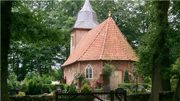 Die idyllisch gelegene Oeser Kirche zählt zu den besonders schönen Kirchen in Altkreis Bremervörde.