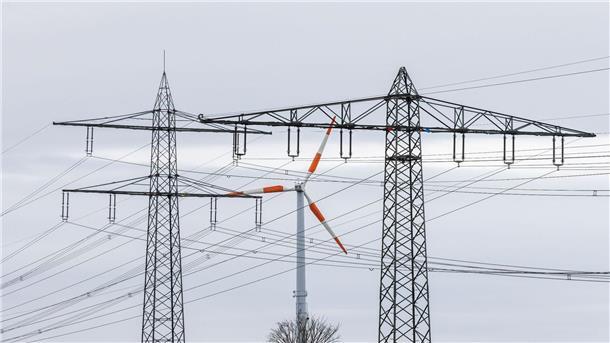Elektrifizierung treibt weltweite Stromnachfrage an  Die IEA erwartet, dass der Anteil der erneuerbaren Energien an der Stromerzeugung zunimmt, was zu einem Rückgang der Nutzung fossiler Brennstoffe führt.