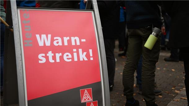IG Metall ruft zu Warnstreiks auf - Arbeitgeber warnen Die IG Metall Küste plant weitere Warnstreiks in der Metall- und Elektroindustrie im Norden. (Symbolbild)