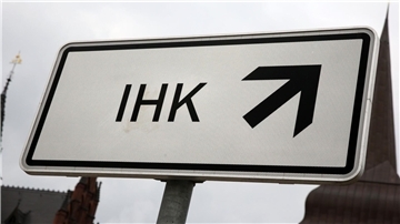 Schild mit Aufschrift "IHK"