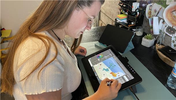 Die Illustrationen für die Butjaculix-Reihe entstehen nicht auf Papier, sondern Sharon Hünnekens zeichnet sie auf dem Tablett. Auf diese Technik musste sie sich erst umstellen. Mittlerweile beherrscht die junge Frau sie perfekt.