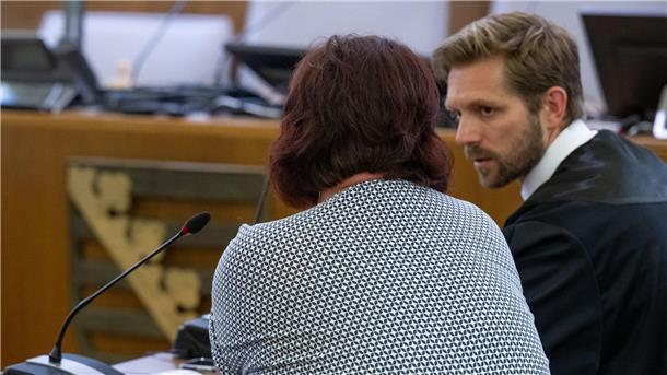 Die im sogenannten „Fahrradgate“-Skandal angeklagte Frau im Landgericht Leipzig neben ihrem Verteidiger.