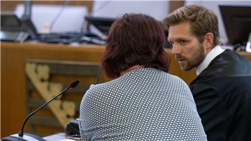 Die im sogenannten „Fahrradgate“-Skandal angeklagte Frau im Landgericht Leipzig neben ihrem Verteidiger.