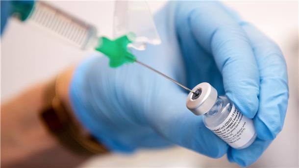 Die Impfeinladungen für Menschen mit Vorerkrankungen könnten in Bremen und Bremerhaven bald von den Krankenkassen kommen.