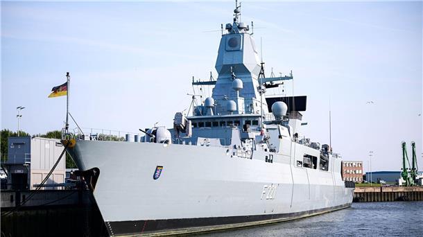 Die in Wilhelmshaven stationierte Fregatte „Hessen“ wird wie ihre Schwesterschiffe „Sachsen“ und „Hamburg“ in den kommenden Jahren mit einem moderneren Ortungssystem ausgestattet, mit dem unter anderem Radarwellen in einem großen Umkreis sichtbar gemacht werden können. (Archivfoto)