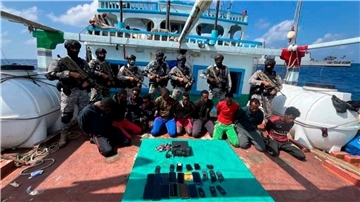 Die indische Marine hat offenbar die Besatzung eines Frachtschiffs aus der Hand von somalischen Piraten befreit.