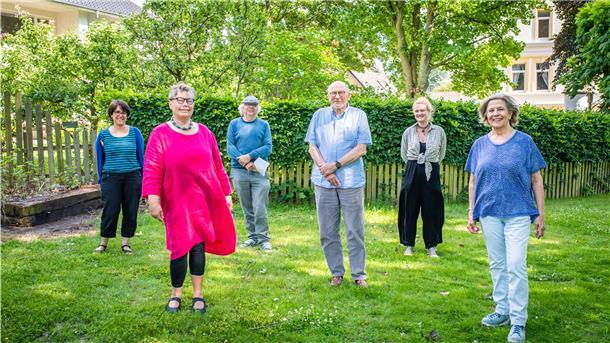 Die Initiative Stadtglück (hintere Reihe von links): Stephanie Klotz, Jochen Hertrampf und Felke Schloßhauer haben die Gewinner des Schreibwettbewerbs zur Innenstadt gekürt (vorne, von links): Irene Ullrich-Leimbach, Wolfgang Tuttlies-Kolberg und Barbara Laue.