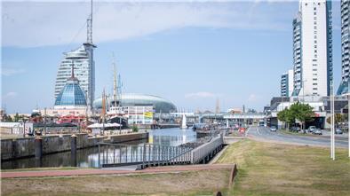 Hafen mit Häusern.