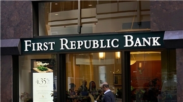 Die ins Straucheln geratene US-Bank First Republic wird vom Finanzkonzern JP Morgan Chase übernommen.