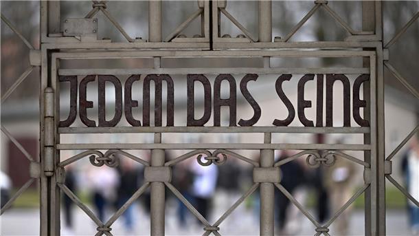 Buchenwald: Kleiner Lampenschirm doch aus Menschenhaut Die Inschrift „Jedem das Seine“ im Lagertor der Gedenkstätte Buchenwald.