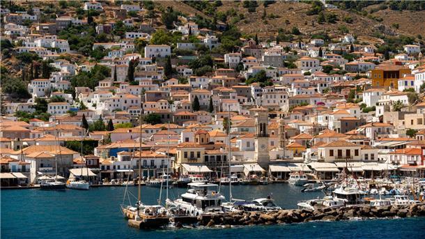 Hydra: Besatzung von Luxus-Jacht verursacht wohl Waldbrand Die Insel Hydra liegt 65 Kilometer südwestlich von Athen. Der einzige Pinienwald der Insel brannte.