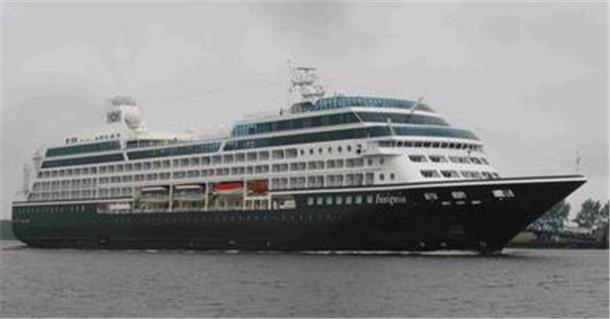 Das Foto zeigt ein Kreuzfahrtschiff. Es handelt sich um die "Insignia", die zu einem Luxus-Residenzschiff umgebaut wird. Die „Insignia“ wird 2026 nach einem umfangreichen Umbau an Crescent Seas übergeben. Das Schiff erhält 290 Privatsuiten, die mit exklusiven Annehmlichkeiten ausgestattet werden.
