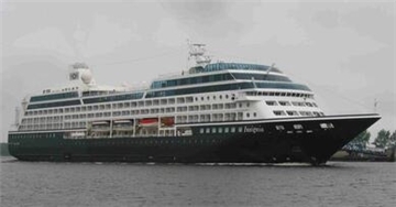 Das Foto zeigt ein Kreuzfahrtschiff. Es handelt sich um die "Insignia", die zu einem Luxus-Residenzschiff umgebaut wird. Die „Insignia“ wird 2026 nach einem umfangreichen Umbau an Crescent Seas übergeben. Das Schiff erhält 290 Privatsuiten, die mit exklusiven Annehmlichkeiten ausgestattet werden.