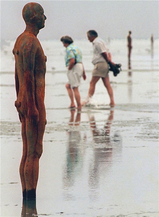 Von Schlick-Olympiade bis Wattoase: Sechs kuriose Geschichten rund ums Wattenmeer Die Installation „Another Place“ des Londoner Künstlers Antony Gormley zog 1997 Tausende Schaulustige ins Watt vor Cuxhaven. Die männlichen Körper wurden jeweils nach Gormleys Abbild aus Eisen gegossen.