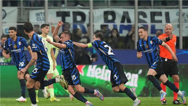 „Ungefilterter Wahnsinn“: Pressestimmen zu Inter - Barça Die Inter-Spieler feiern den Einzug ins Finale der Champions League.
