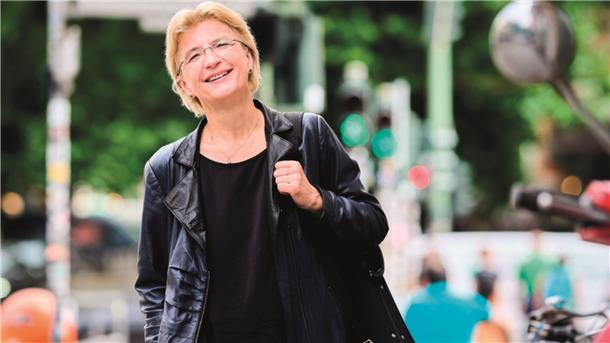 Die international gefeierte Violinistin Antje Weithaas tritt im 7. Sinfoniekonzert Bremerhaven sowohl als Solistin als auch Dirigentin auf.