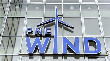 Die international tätige, börsennotierte PNE-Gruppe (Hauptsitz in Cuxhaven) gilt als eine der erfahrensten Projektierer von Windparks an Land und auf See.