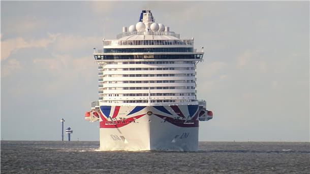 Die „Iona“ kurz vor Bremerhaven auf der Weser.