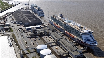 Die „Iona“ liegt zum Endausbau und Ausrüstung am Kreuzfahrtterminal – Heck an Heck mit der „Aidamar“, die wegen der Corona-Krise hier aufgelegt wurde.