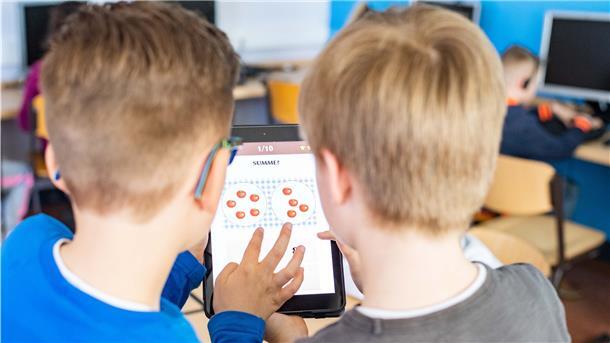 Die iPads sollen in den Präsenzunterricht integriert werden, sagt Schuldezernent Michael Frost.