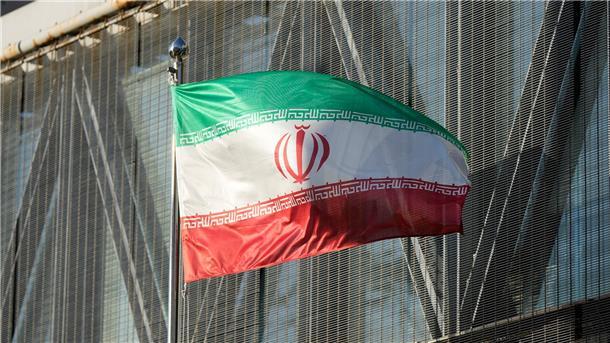 Sorge um iranische Sportlerin – Teheran dementiert Festnahme Die iranische Nationalflagge vor der iranischen Botschaft in Seoul. Weltweit sorgen sich Menschen um die iranische Klettermeisterin Elnas Rekabi.