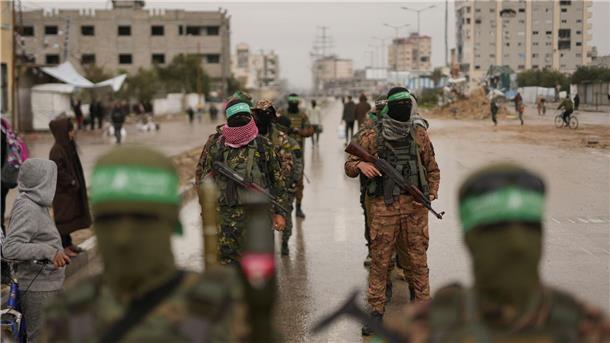 Hamas berät mit Palästinenser-Gruppen über Waffenruhe Die islamistische Hamas berät laut Medienberichten mit anderen palästinensischen Gruppen über den jüngsten Vorschlag zu einer neuen Waffenruhe.