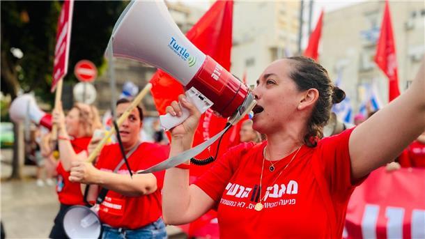 Mehr Geschlechtertrennung? Sorge um Frauenrechte in Israel Die israelische Aktivistin Lee Hoffmann Agiv (r), aufgenommen bei einer Demonstration am 03. Juni. Sie gehört zu den Organisatorinnen eines Protestmarschs im strengreligiösen Tel Aviver Vorort Bnei Brak.