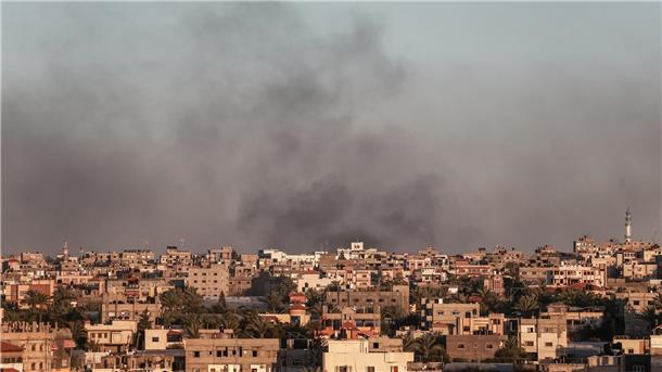 Hamas feuert Raketen auf Großraum Tel Aviv Die israelische Botschaft in Madrid wies auf X die Aussage der spanischen Verteidigungsministerin Margarita Robles, in Gaza geschehe „ein wahrer Völkermord“, zurück.