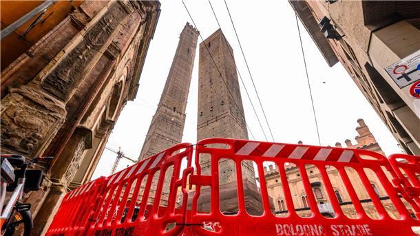 Schiefer Garisenda-Turm: Bologna bangt um Wahrzeichen Die italienische Stadt Bologna bangt um eines ihrer Wahrzeichen: den berühmten schiefen Garisenda-Turm.