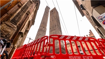 Die italienische Stadt Bologna bangt um eines ihrer Wahrzeichen: den berühmten schiefen Garisenda-Turm.