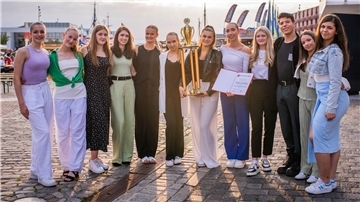 Die Jazz-Formation der Tanz-Etage freut sich über den Titel als Mannschaft des Jahres in Bremerhaven.