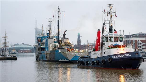 Die „John Paul DeJoria“ verlässt mit einstündiger Verspätung wieder den Neuen Hafen.