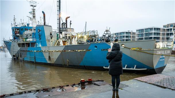 Die John Paul Dejoria von den Neptune’s Pirates verlässt mit Verspätung wieder den Neuen Hafen.