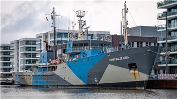 Die "John Paul DeJoria" von Paul Watsons "Neptuns´s Crew" im Neuen Hafen.