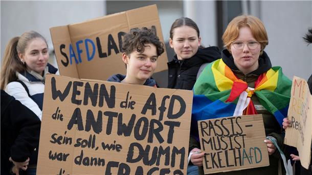AfD feiert zehnjähriges Bestehen - unter Protest Die Jubiläumsfeier der AfD wurde von lautstarkem Protesten begleitet.