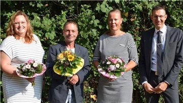 Die Jubilare Claudia Oetken, Andreas Hoppe und Sandra Henzel mit Matthias Wenholt (von links), der die Ehrungen vornahm.