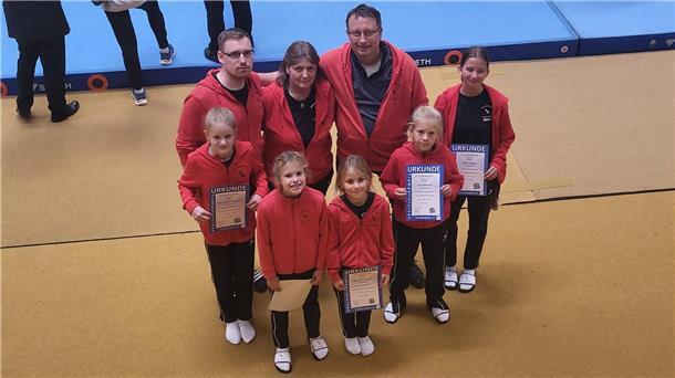 Die jüngsten Bremerhavener Trampolin-Talente um Birgit Radfelder-Henning und Rüdiger Henning (Mitte) sammelten beim Extertal-Cup wichtige Erfahrungen.
