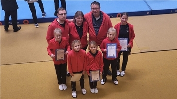 Die jüngsten Bremerhavener Trampolin-Talente um Birgit Radfelder-Henning und Rüdiger Henning (Mitte) sammelten beim Extertal-Cup wichtige Erfahrungen.