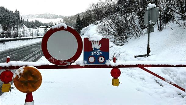 Die jüngsten Schneefälle in Österreich haben zu großer Lawinengefahr und erheblichen Behinderungen auf den Straßen geführt.