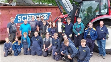 Die Jugend der Freiwilligen Feuerwehr Debstedt hat am Wochenende sieben Stunden lang Altmetall im Ort eingesammelt. Zwei große Container haben aber nicht mehr für den Schrott ausgereicht.