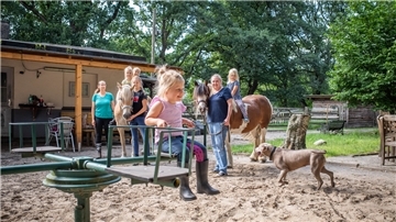 Auf der Juki-Farm am Brookackerweg Bremerhaven führen Ehrenamtliche des Vereins Kinder an Pferde heran.