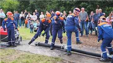 Die Jugendfeuerwehr Nordholz im Einsatz bei den „Eimerspielen“.
