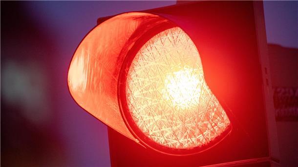 Die Jugendliche war am vergangenen Mittwoch von einem Auto erfasst worden. Vermutlich hatte die Fahrerin des Wagens eine für sie rote Ampel übersehen.