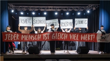 Die Jugendlichen des AWO-Kreisjugendwerks präsentieren die Grundwerte der AWO.