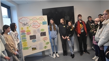 Die Jugendlichen stellen an ihrer Themenstation ihr Projekt vor. Hier geht es um Mobilität.