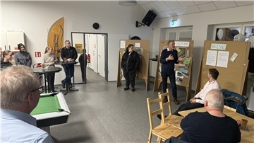 Die Jugendlichen stellten die Ideen für den Jugendplatz in Spaden gemeinsam mit der Jugendpflege der Politik und der Verwaltung vor.