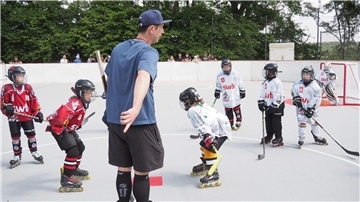 Die Jugendmannschaft des REV Bremerhaven spielt Inlinehockey in Sievern
