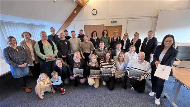 Gruppenfoto bei Abschlussveranstaltung zum “Mikrobudget“